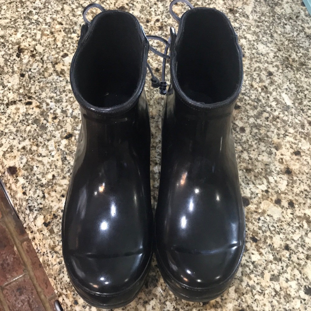 Black Sperry short rain booties